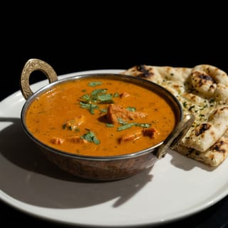 Lunch Chicken Tikka Masala with Garlic Naan