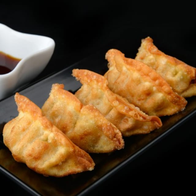 Fried Momos (8 Pieces).